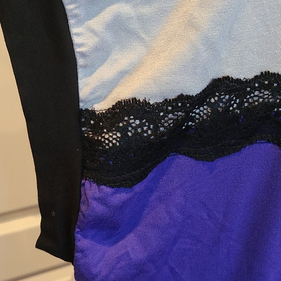 Purple and gray top with black lace detail - Picture 2 of 7
